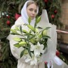 5 белых Восточных лилий